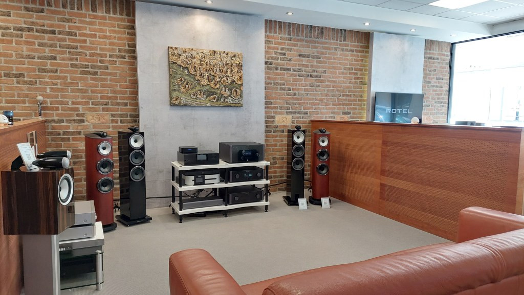 Bowers & Wilkins 800-as és 700-as sorozat hangsugárzókkal, felsőkategóriás Rotel, Silent Angel és Michi termékekkel bemutatva, Audioquest kábelezéssel.