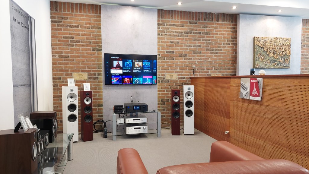 Bowers & Wilkins 700 S2 és 700 S3-as sorozatú hangsugárzókkal, középkategóriás Rotel, Silent Angel termékekkel bemutatva, Audioquest ésa Rel Cable kábelezéssel, kiegészítőkkel.