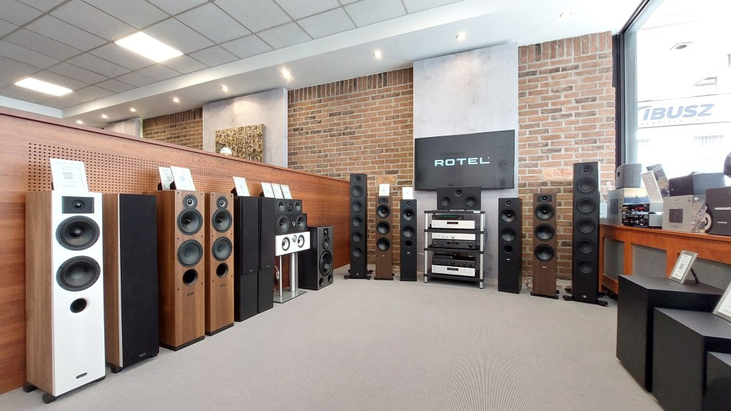 Bowers & Wilkins 600-as sorozatú hangsugárzókkal, System Audio hangsugárzókkal és az Indiana Line hangsugárzók teljes választékával, Rotel, Silent Angel termékekkel bemutatva, Real Cable kábelezéssel, Audioquest kiegészítőkkel.