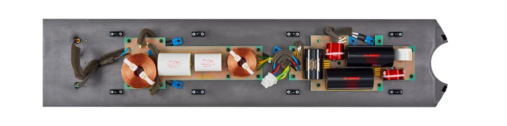 Bowers & Wilkins 801 D4 Signature keresztváltó panel a hátlapra felszerelve