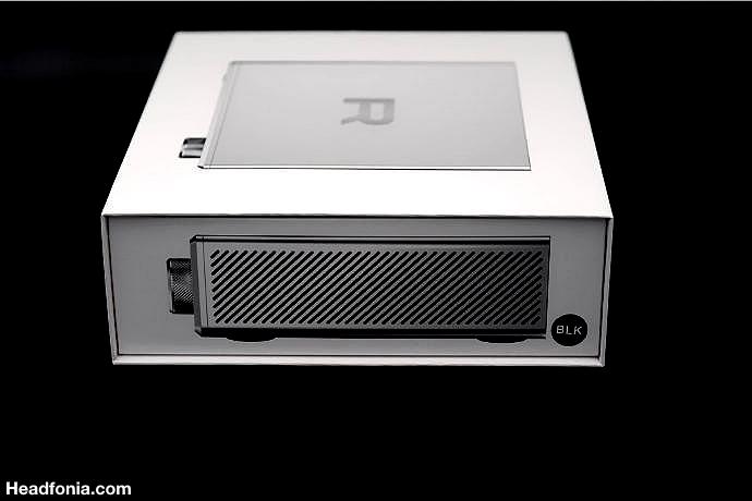 A Rotel DX-3 fejhallgató erősítő kartondoboza