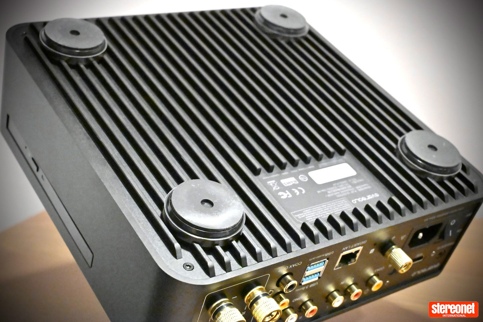 Eversolo Play - alul helyezkednek el a hűtőbordák