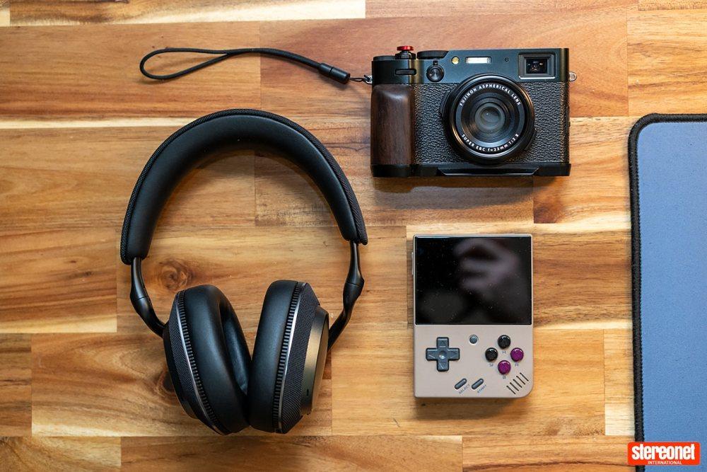 Bowers & Wilkins PX7 S3 asztalon tárgyakkal