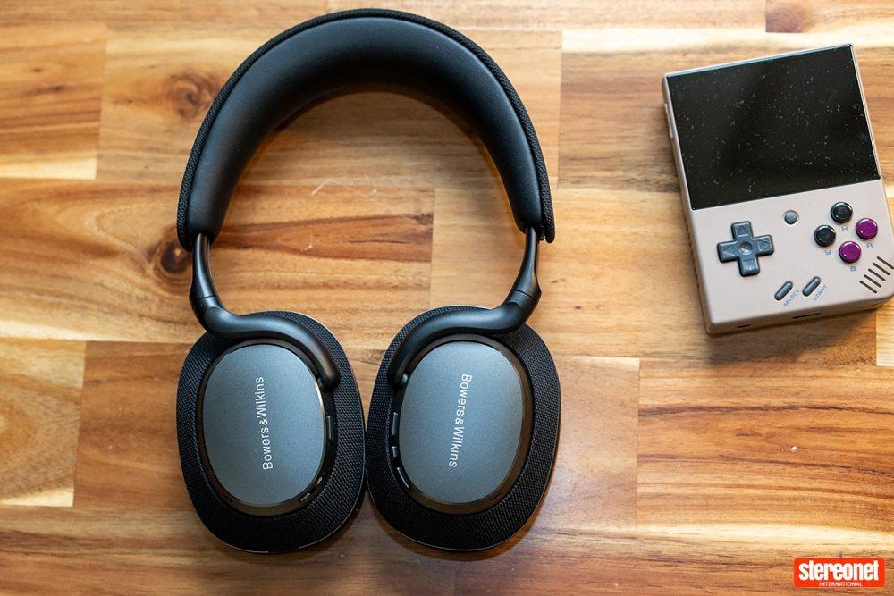 Bowers & Wilkins PX7 S3 asztalon