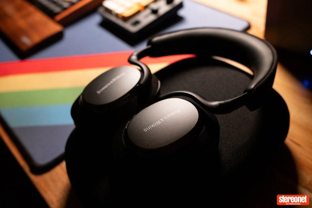 Bowers & Wilkins PX7 S3 asztalon