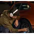 Kép 9/15 - Sonos Ace vezeték nélküli fejhallgató, fehér férfi autót fényez