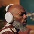 Kép 4/15 - Sonos Ace vezeték nélküli fejhallgató, fehér férfi oldalról