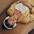 Kép 11/15 - Sonos Ace vezeték nélküli fejhallgató, fehér nő kanapén