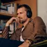 Kép 12/13 - Sonos Ace vezeték nélküli fejhallgató, fekete férfi szobában