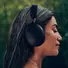 Kép 2/13 - Sonos Ace vezeték nélküli fejhallgató, fekete nő oldalról