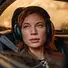 Kép 4/13 - Sonos Ace vezeték nélküli fejhallgató, fekete női modell autóban